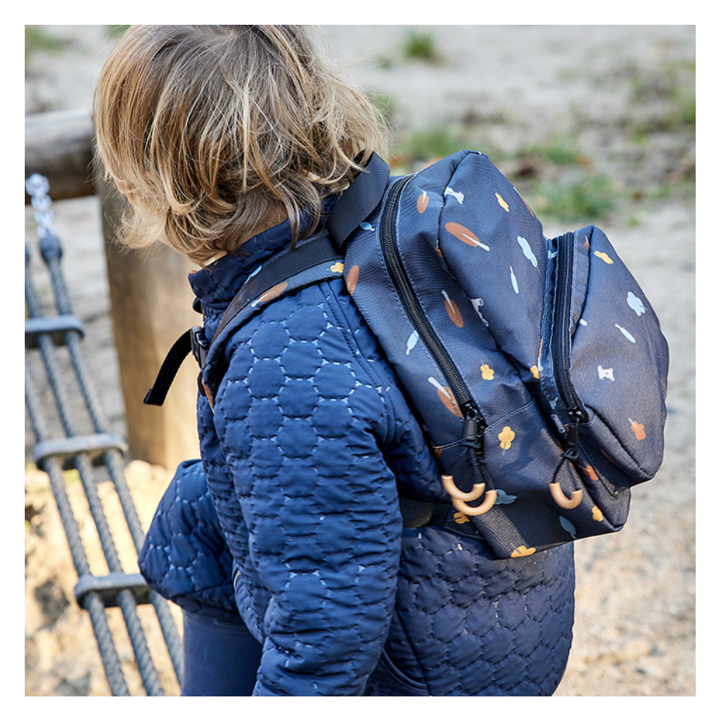 Nachhaltiger Kinderrucksack in Dunkelgrau mit buntem Print