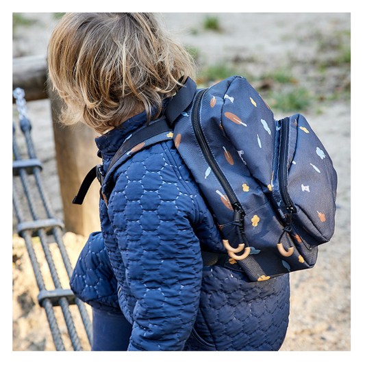 Nachhaltiger Kinderrucksack in Dunkelgrau mit buntem Print