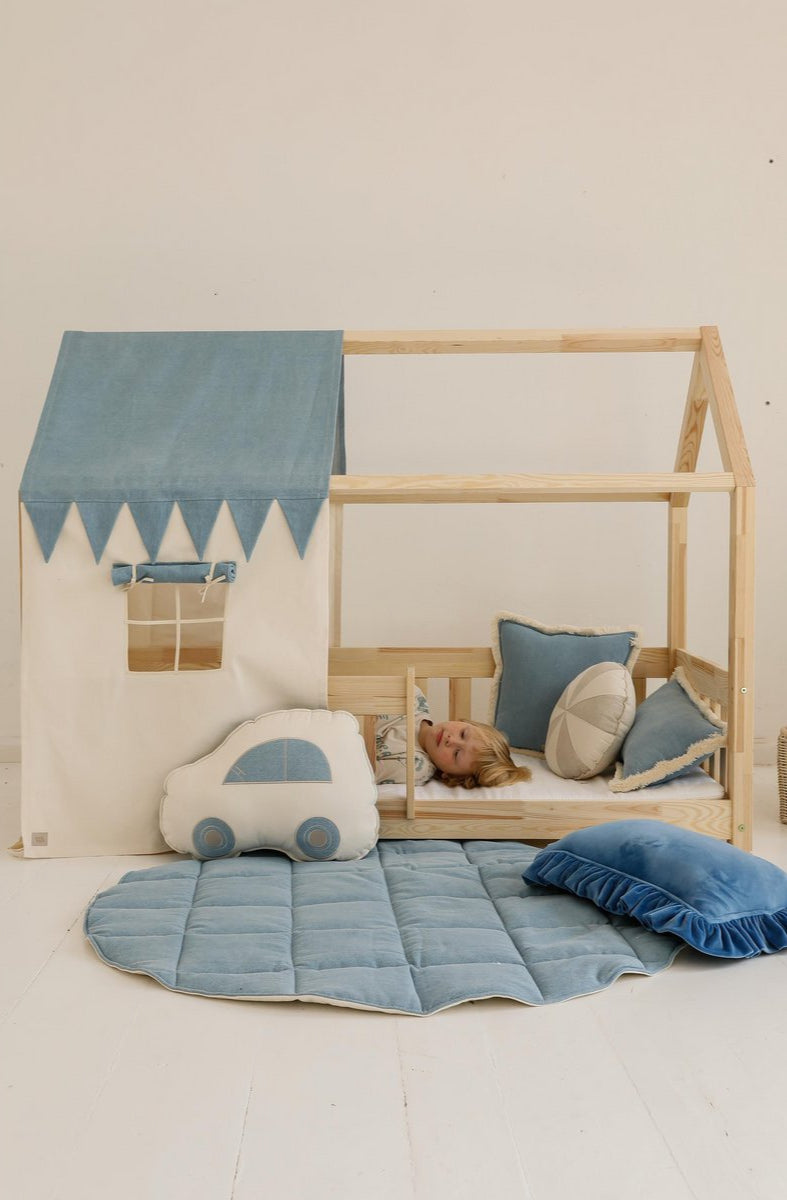 Betthimmel „Cottage“ – Dusty Blue mit Fenster & Wimpeln von Moi Mili