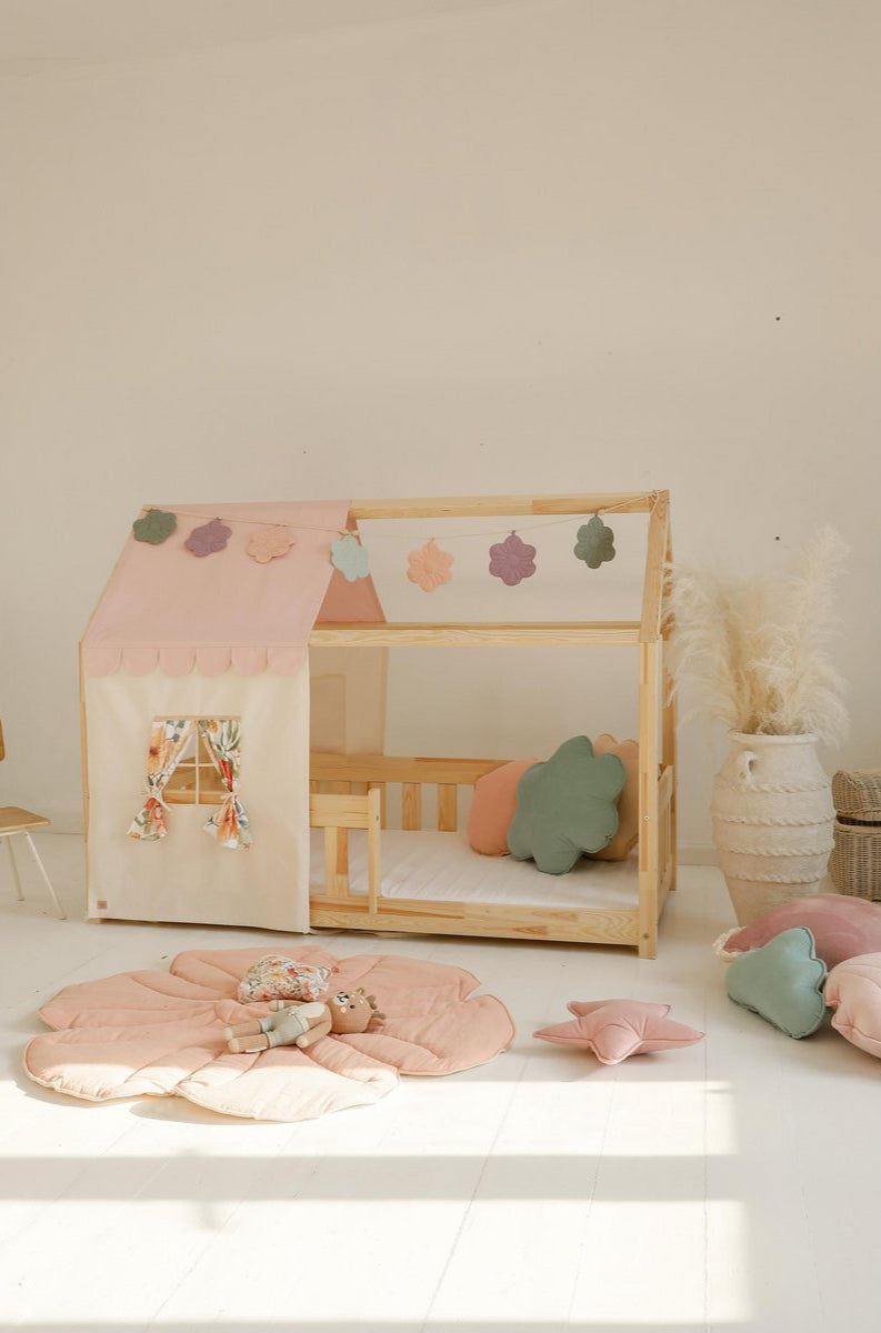 Betthimmel „Cottage“ – Rosa mit Vorhängen & Vordach von Moi Mili