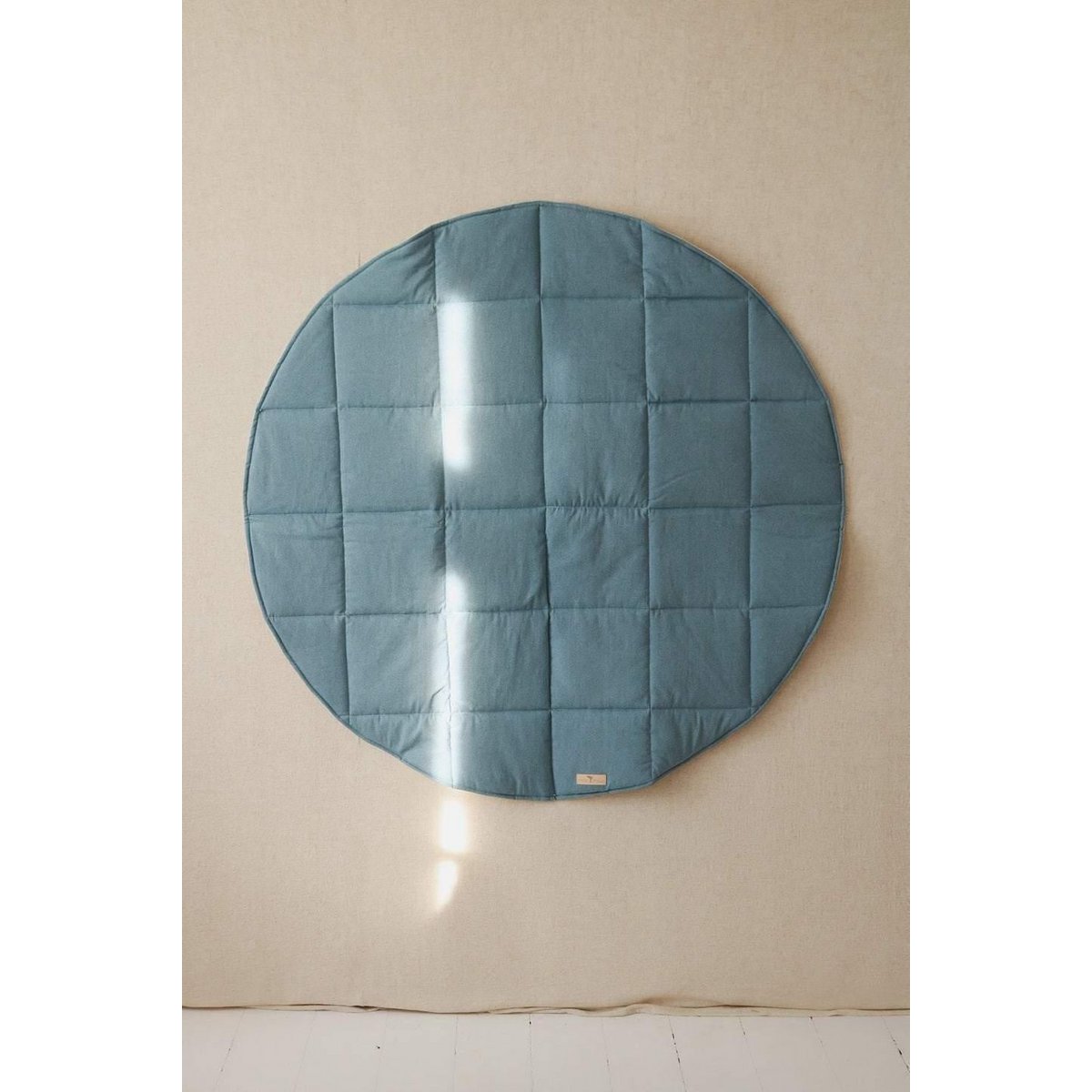 Gesteppte Spielmatte „Dusty Blue“ – Rund & doppelseitig von Moi Mili