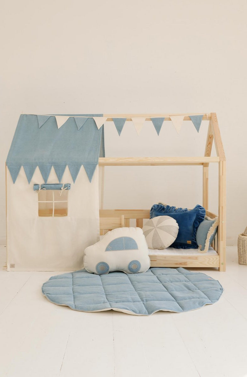 Betthimmel „Cottage“ – Dusty Blue mit Fenster & Wimpeln von Moi Mili