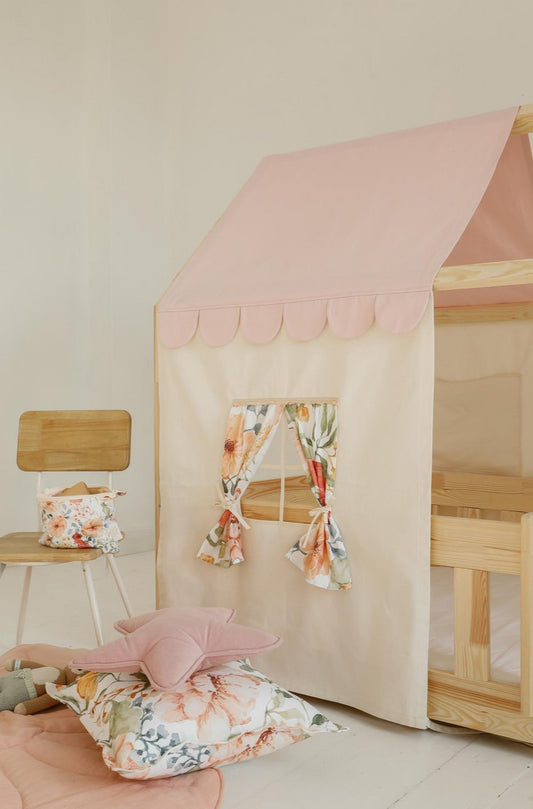 Kinderzimmer mit rosa Betthimmel „Cottage“, floralem Vorhang & Girlande von Moi Mili – bei Meleyna Kids