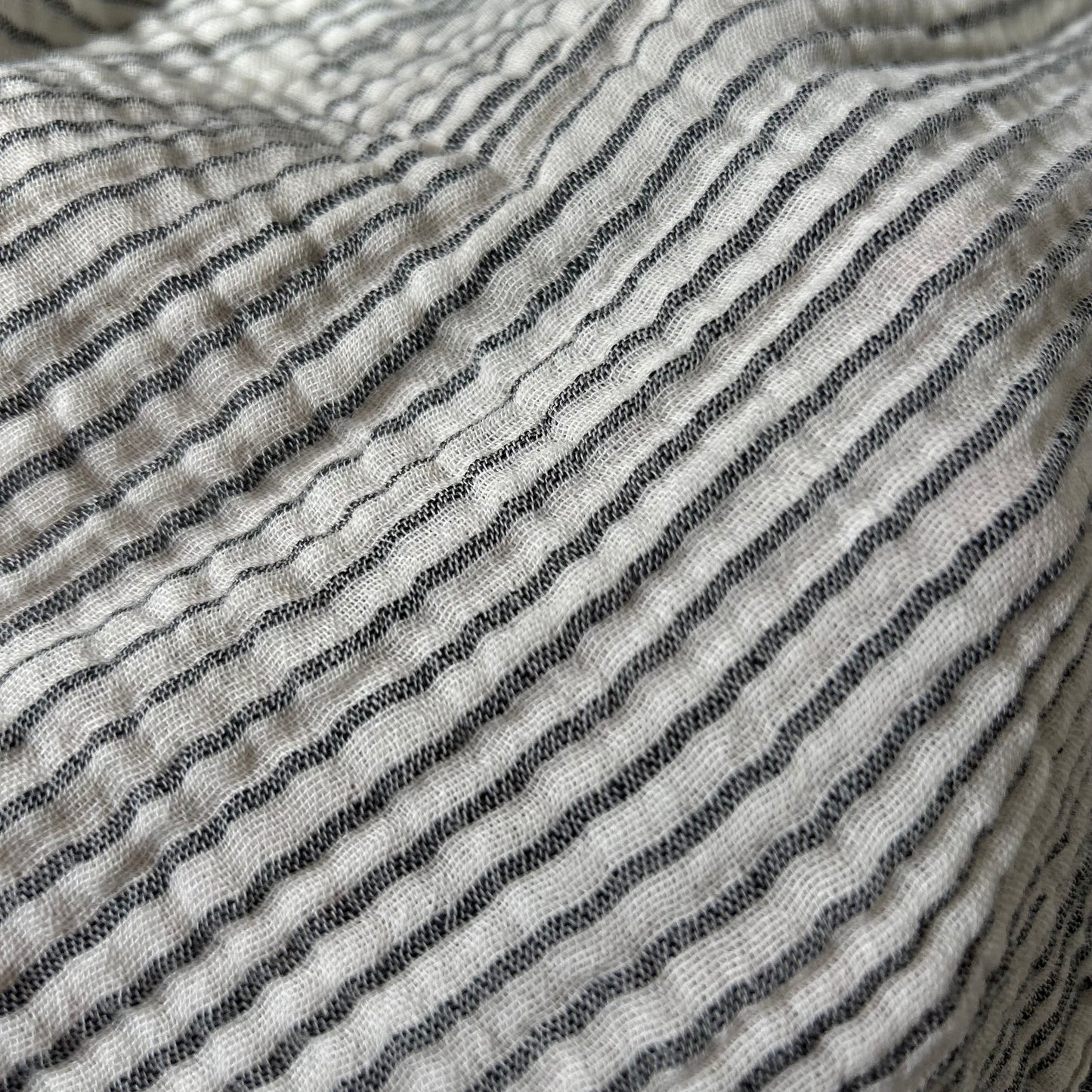 Bio-Musselin-Shirt in Grau mit Streifen – atmungsaktiv & weich
