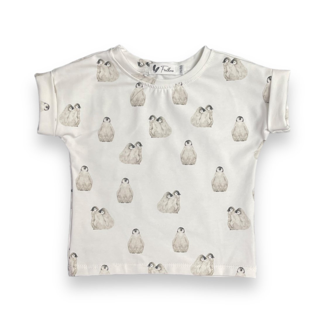 Baby-T-Shirt „Penguin Love“ von Feathers® mit Pinguinmuster auf weißem Jersey
