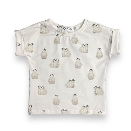 Baby-T-Shirt „Penguin Love“ von Feathers® mit Pinguinmuster auf weißem Jersey