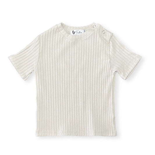 Baby T-Shirt aus beigem Bio-Rippstoff mit Schulterknöpfen – Modell „Ivory Rib“ von Feathers®