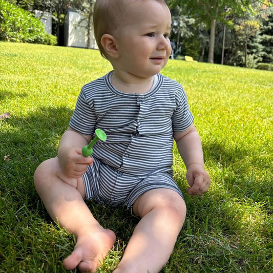 Baby im Strampler mit Streifen in Indigo Melange – OrganicEra