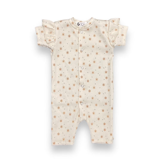 Beiger Babyspielanzug mit Blümchen und Rüschenärmeln – Feather