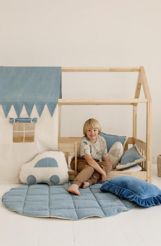 Betthimmel „Cottage“ Dusty Blue von Moi Mili mit Fenster und blauer Wimpelreihe – ideal für Kinderhausbetten