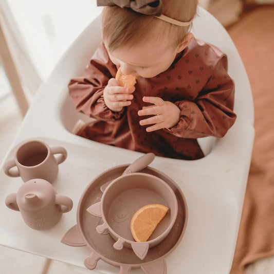 Kinder-Lätzchen aus recyceltem Polyester in Mahagonirot mit Ärmeln