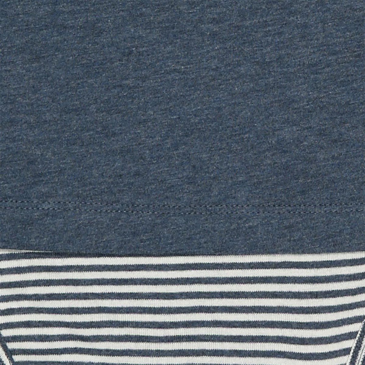 Nahaufnahme des Stoffes indigo blau und unten weiß indigo gestreift