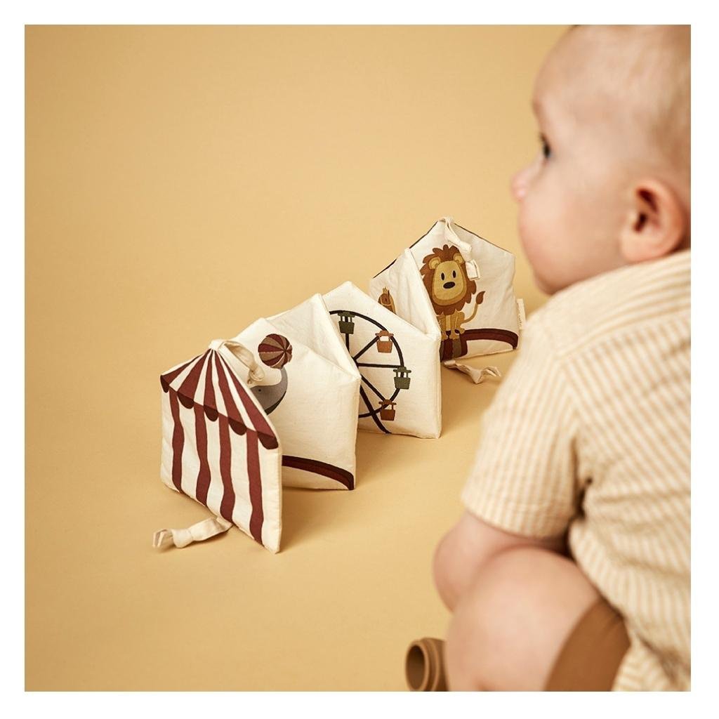 Weiches Babybuch mit Zirkusmotiv – nachhaltig & handlich