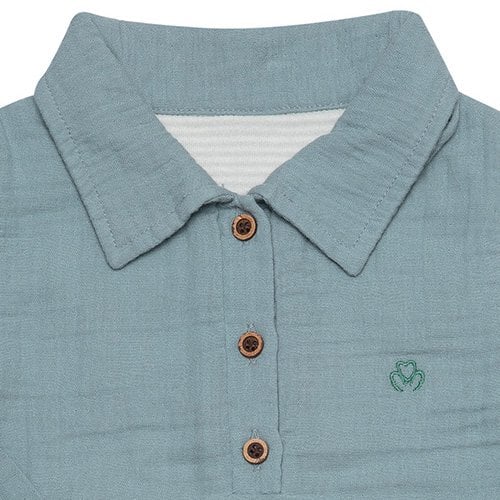 Nahaufnahme des Kragen Langärmeliger Babybody im Hemd-Stil aus Bio-Musselin in Aqua von OrganicEra