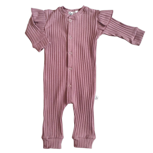 Handgefertigter Baby-Overall aus Bio-Rippstoff in Mauve von Feathers