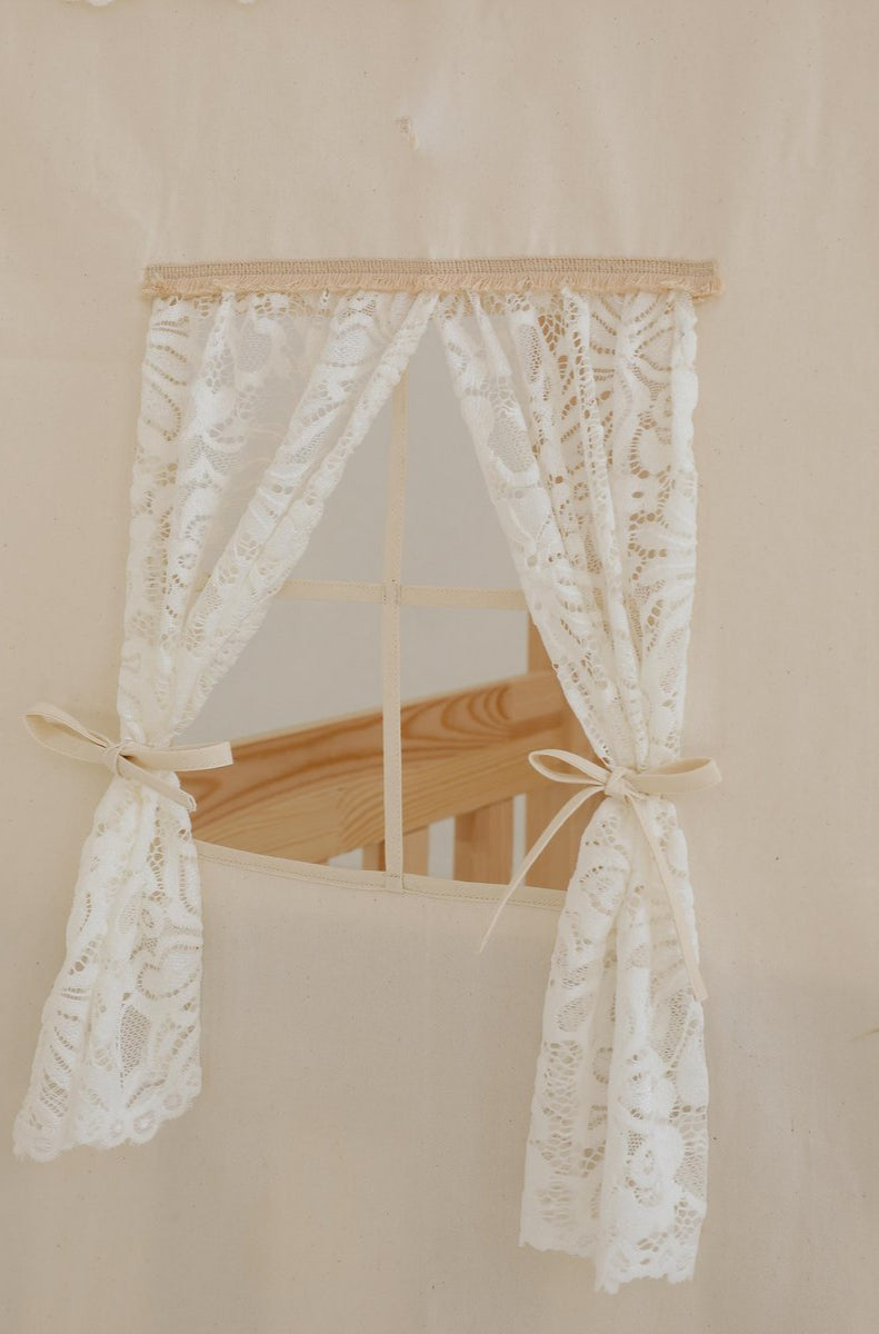 Betthimmel „Cottage“ – Natur mit Spitzendach & Fenster von Moi Mili