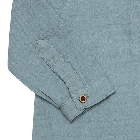 Nahaufnahme des Ärmels von Langärmeliger Babybody im Hemd-Stil aus Bio-Musselin in Aqua von OrganicEra. Zu sehen ist Knopf