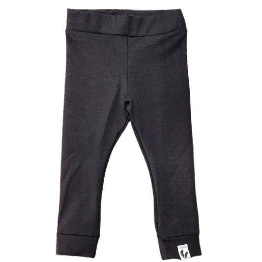 Schwarze Baby-Leggings aus GOTS-zertifiziertem Stoff von Feathers®, handgefertigt in den Niederlanden