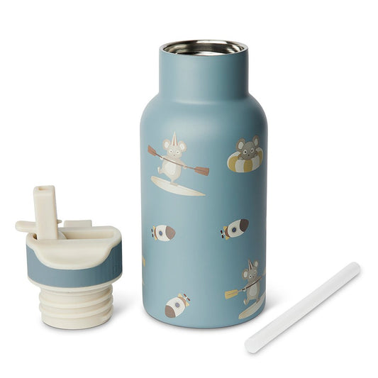 Edelstahl-Trinkflasche „Surfer“ 350 ml in Blau von Meleyna Kids
Isolierte Kinder-Trinkflasche aus rostfreiem Stahl mit Surf-Motiv
350 ml Edelstahl-Flasche „Surfer“ mit Sport-Trinkaufsatz
Auslaufsichere Edelstahlflasche für Kinder – Surfer-Design
Meleyna Kids Trinkflasche „Surfer“ – 350 ml, BPA-frei, isoliert