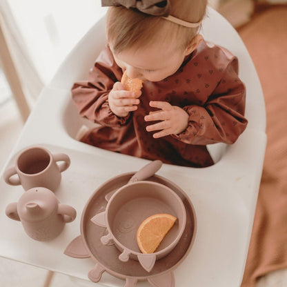 Kinder-Lätzchen aus recyceltem Polyester in Mahagonirot mit Ärmeln