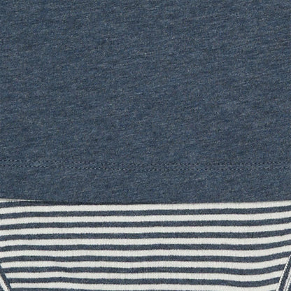 Nahaufnahme des Stoffes indigo blau und unten weiß indigo gestreift