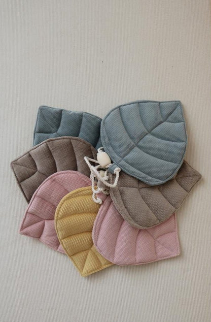 Samt-Girlande „Leaf Pastel Dreams“ – 7 Blätter in zarten Naturtönen